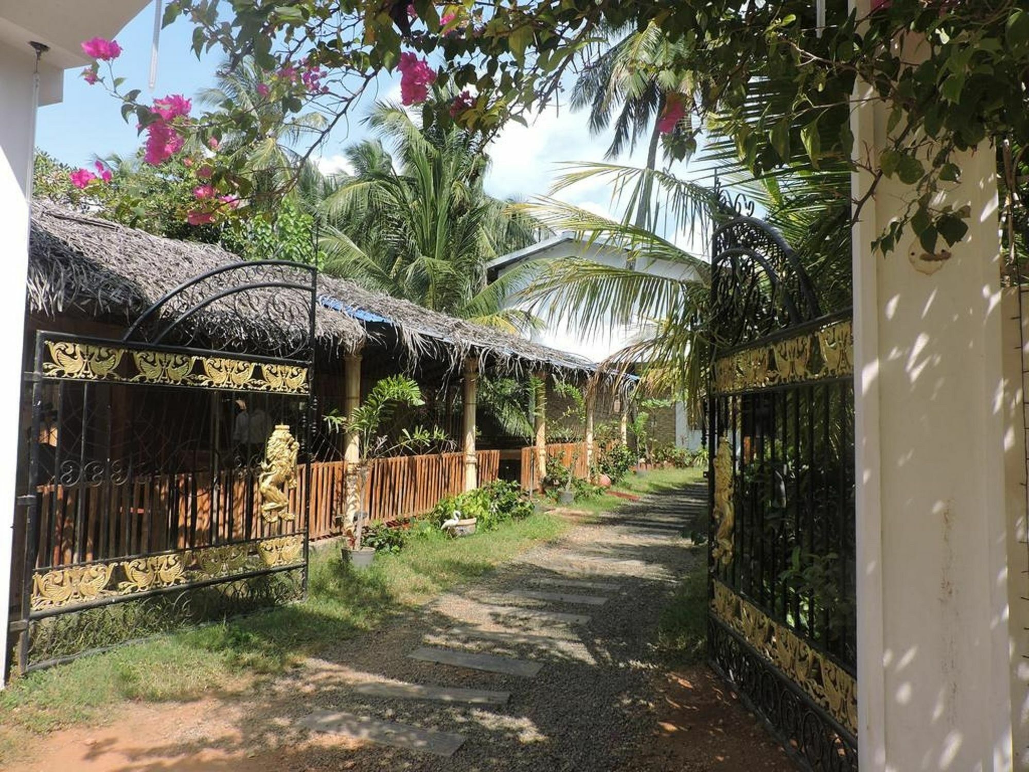 Golden Beach Inn Trincomalee Exterior foto